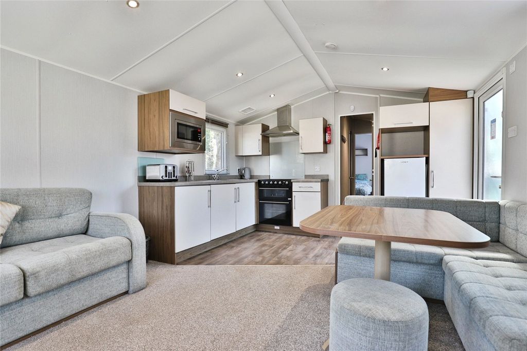 Property photo 2 of 11 Opne Plan Living