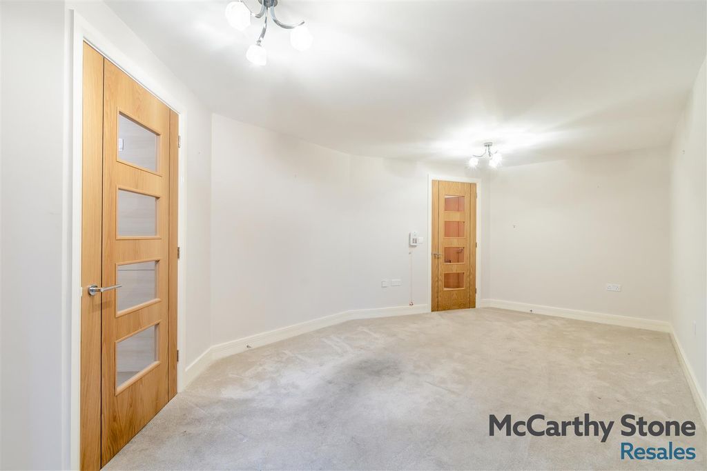 Property photo 3 of 18 8676949-Interior13.Jpg