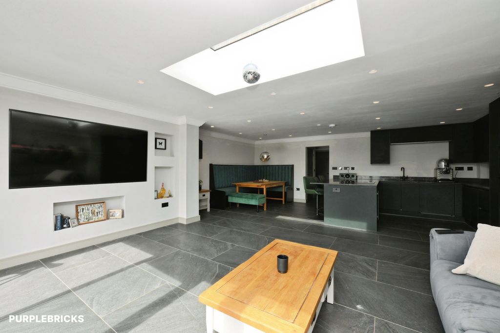 Property photo 2 of 31