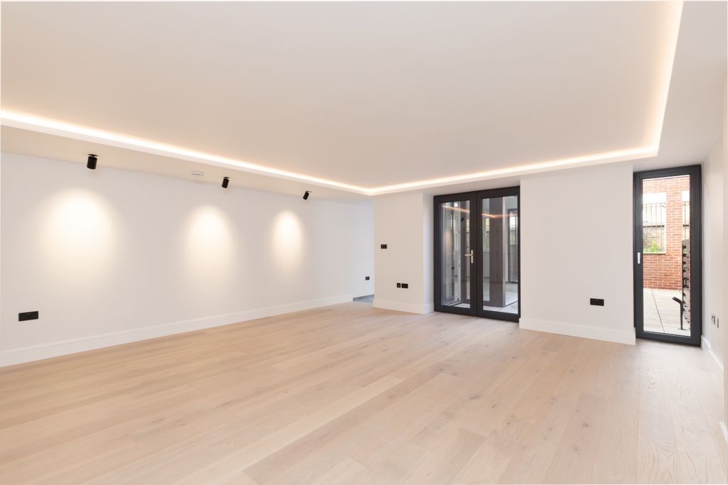 Property photo 3 of 20 Offord Road Liv1
