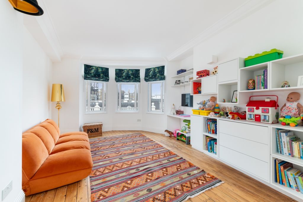 Property photo 3 of 19 Connaught Court F...