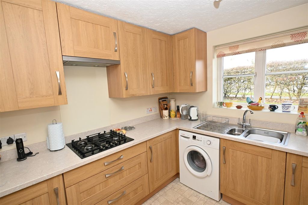 Property photo 3 of 11 Kitchen