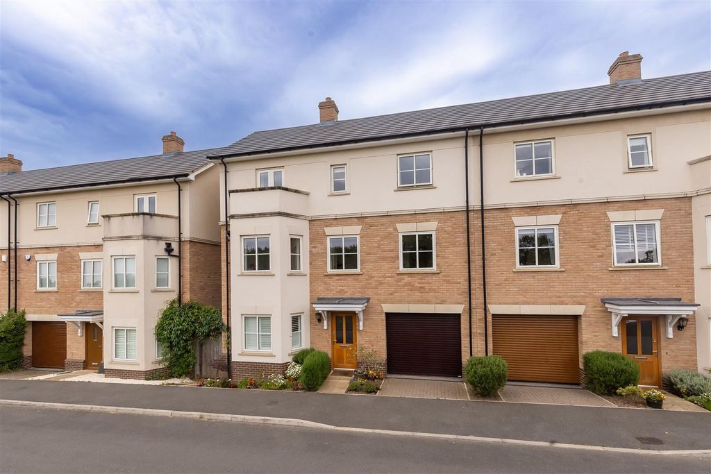 5 bed semi-detached house for saleBuckingham Road, Epping CM16