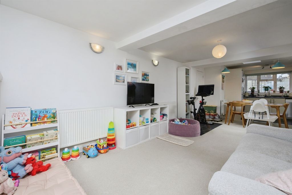Property photo 2 of 14 Lounge:
