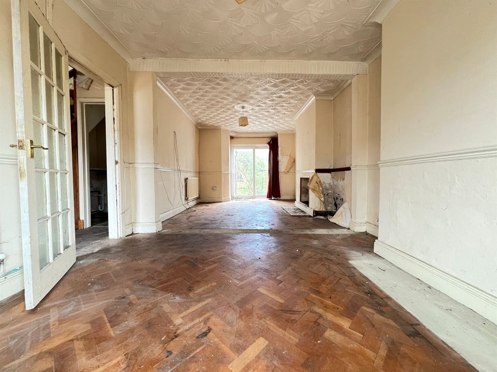 Property photo 2 of 21 Hallway