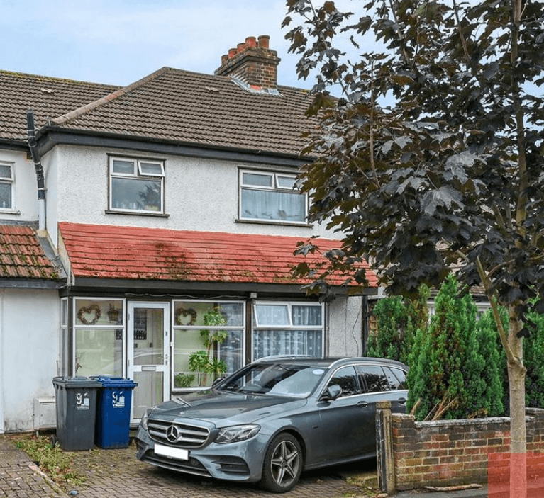 Property photo 1 of 19 Newly Renovated Three-Bedroom Mid-Terraced House In Greenford.