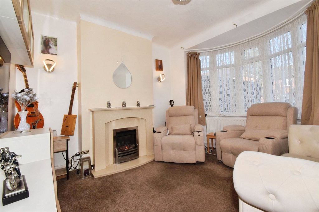 Property photo 3 of 19 Lounge