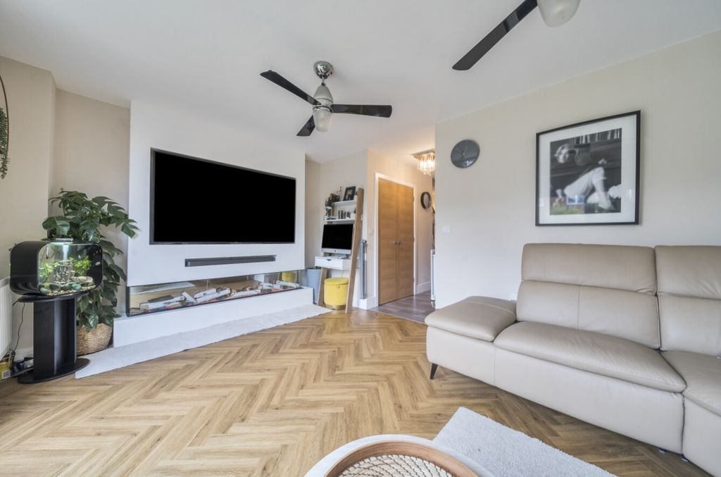 Property photo 2 of 26 1362025-9-68De752A9F1d1