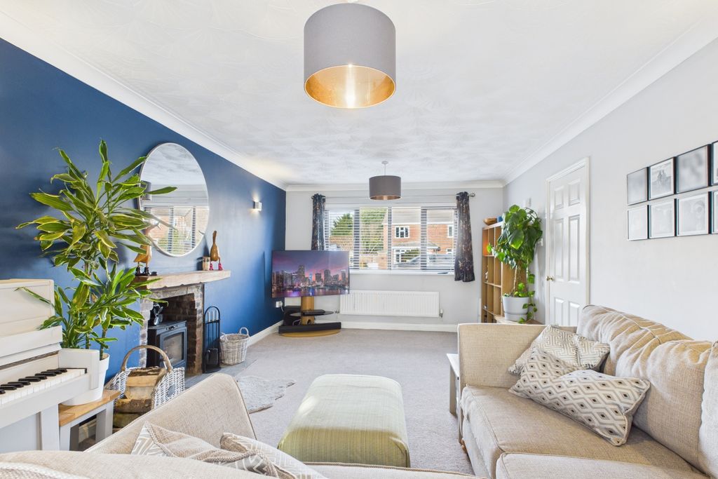 Property photo 3 of 37 Ewemove Spalding - Pinchbeck - Living Room