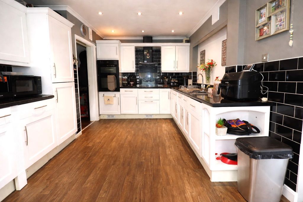 Property photo 2 of 18 Kitchen