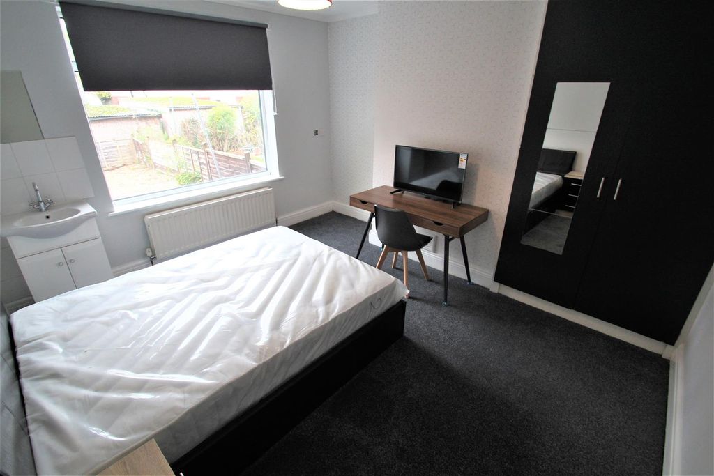 Additional image 5 of 5 bed terraced house to rentEstcourt Terrace, Headingley, Leeds, West Yorkshire LS6