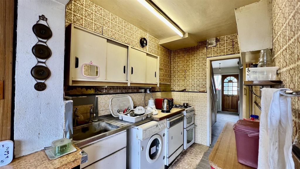 Property photo 3 of 11 Kitchen