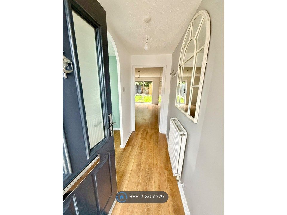 Property photo 2 of 11 Hallway