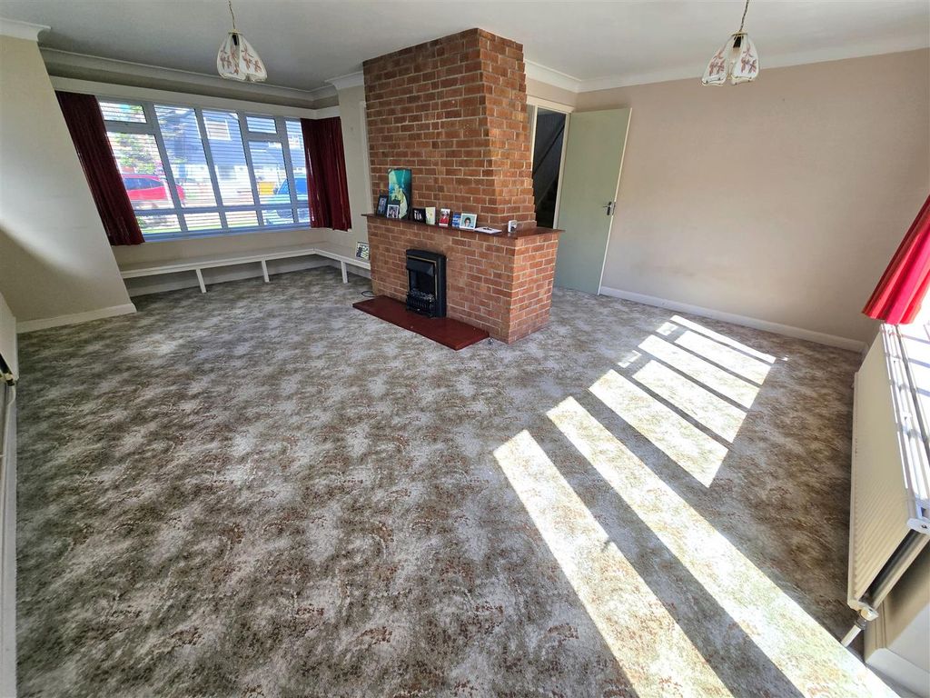 Property photo 3 of 15 Lounge