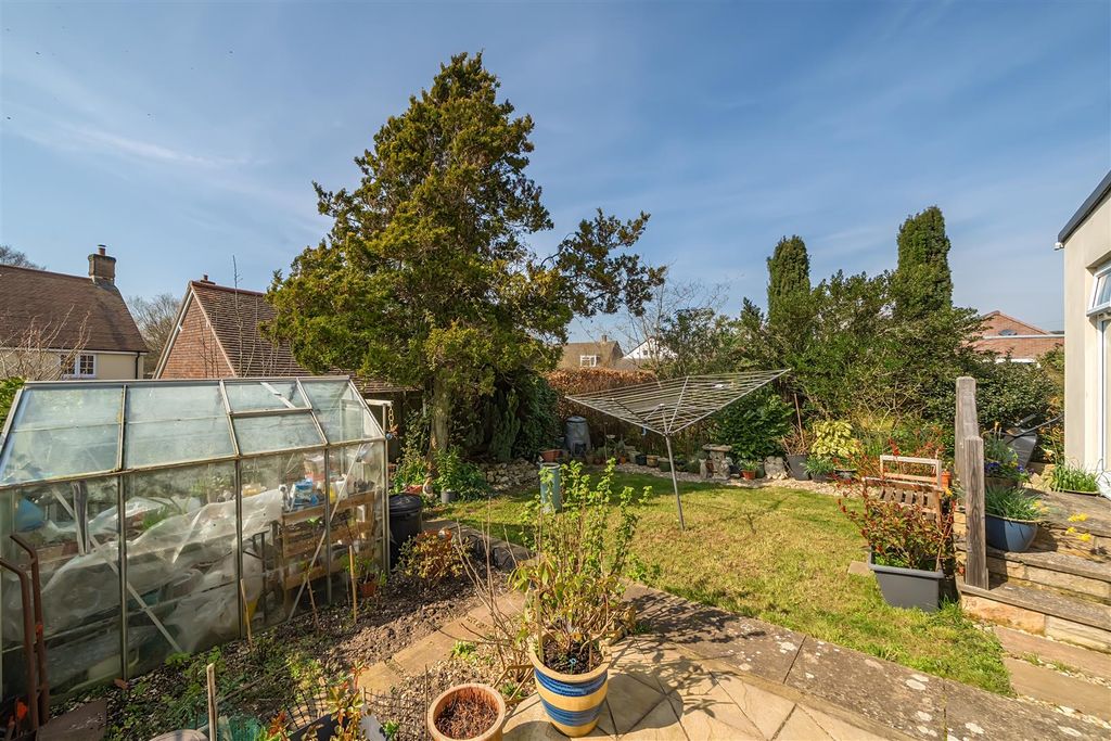 Property photo 2 of 12 Garden