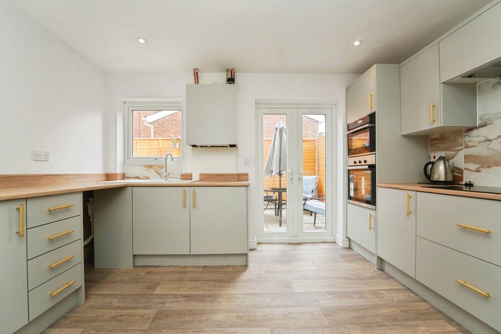 Property photo 1 of 17 Kitchen