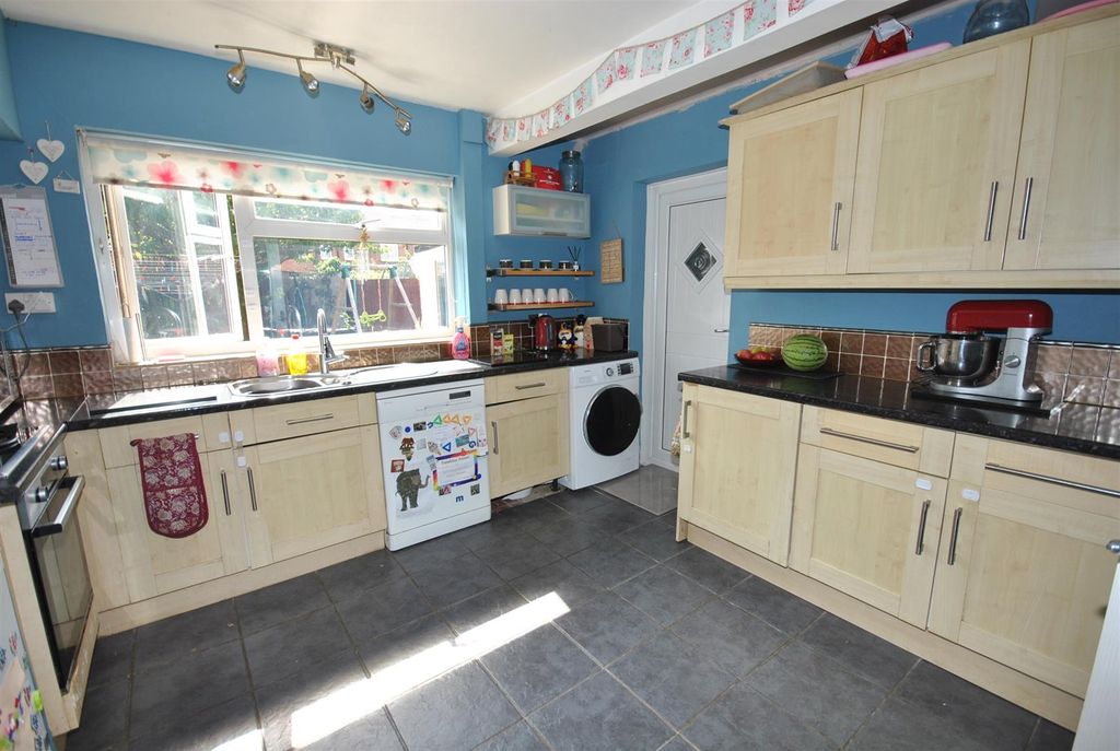 Property photo 3 of 8 Kitchen