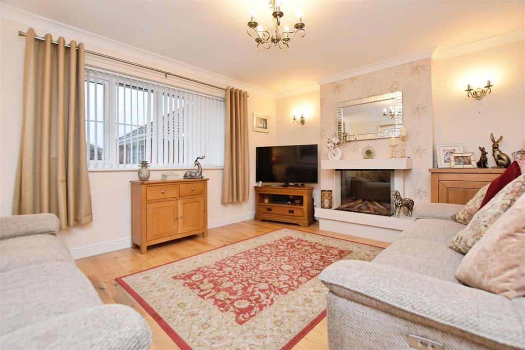 Property photo 2 of 22 Lounge.Jpg