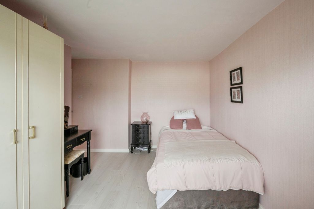 Property photo 3 of 18 Bedroom