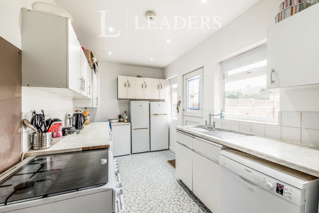 Property photo 2 of 9 258 Goldington Road