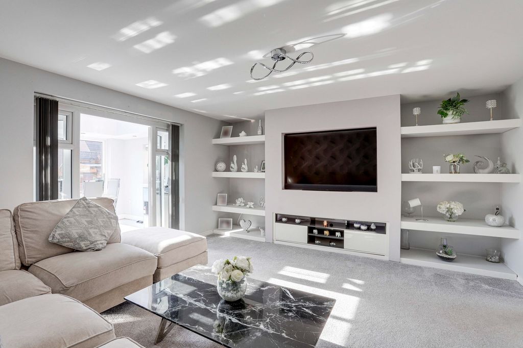 Property photo 2 of 25