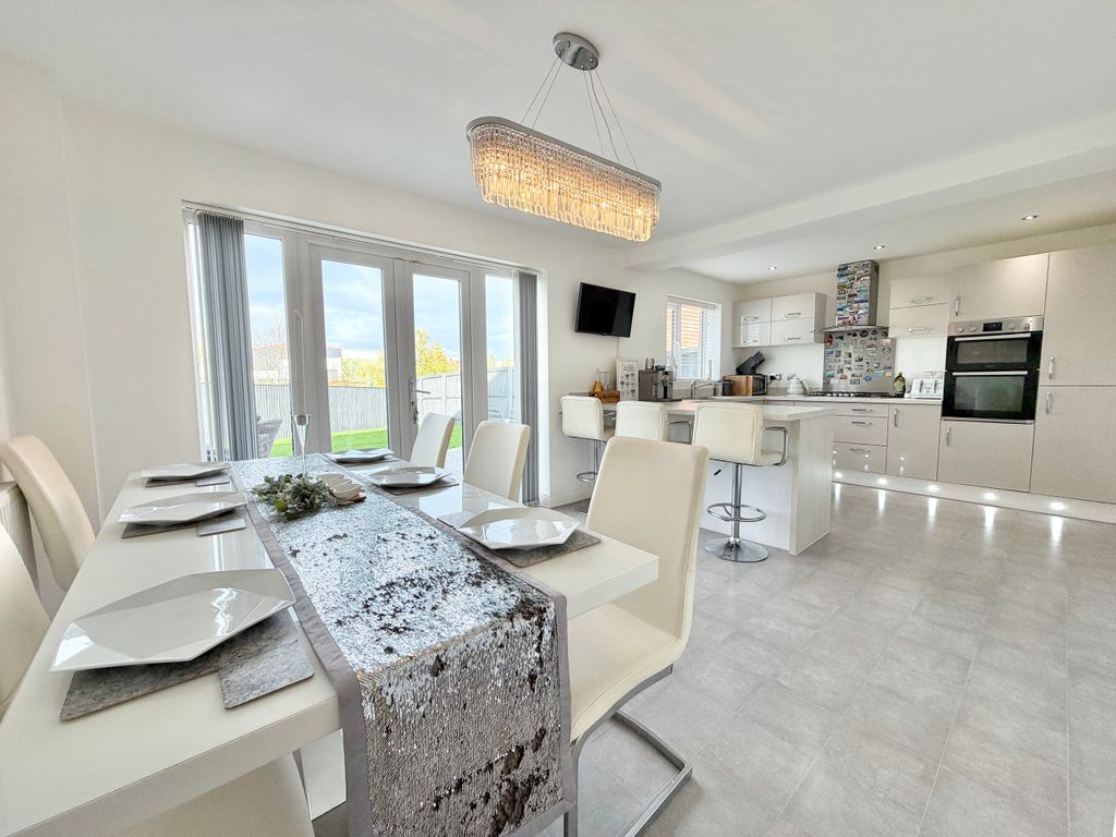 Property photo 2 of 29 Dining Kitchen