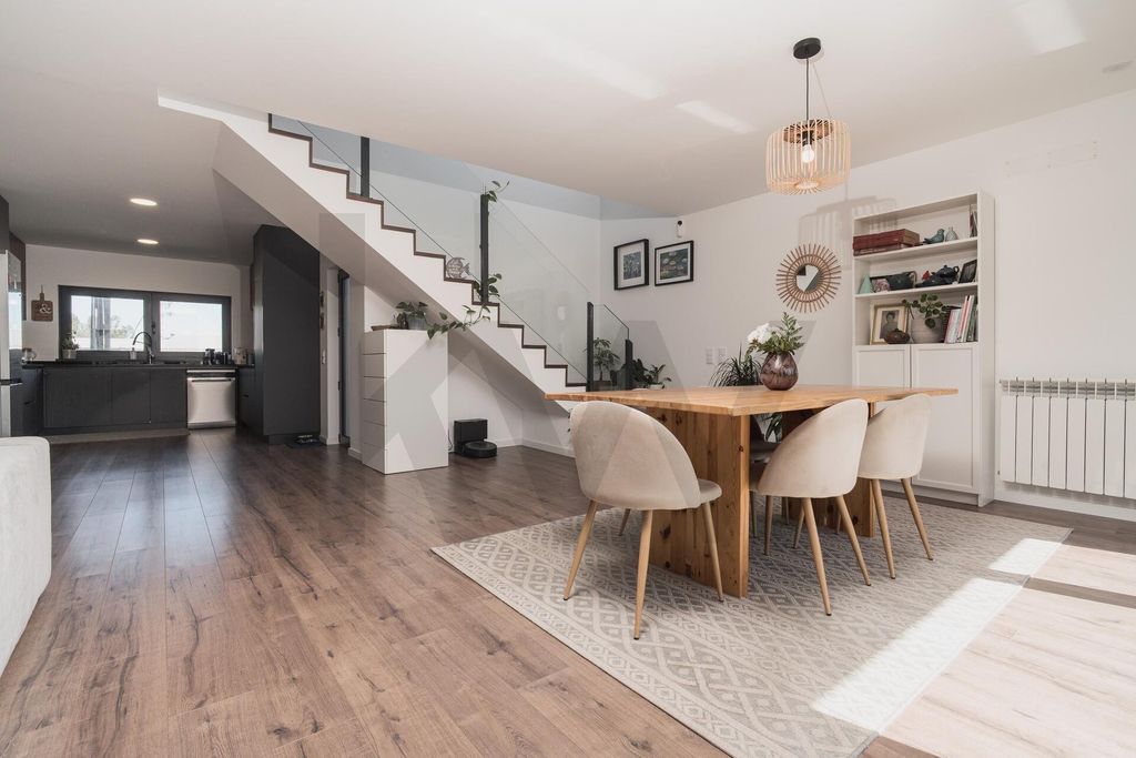 Property photo 1 of 35 Sale: Modern T4 Villa