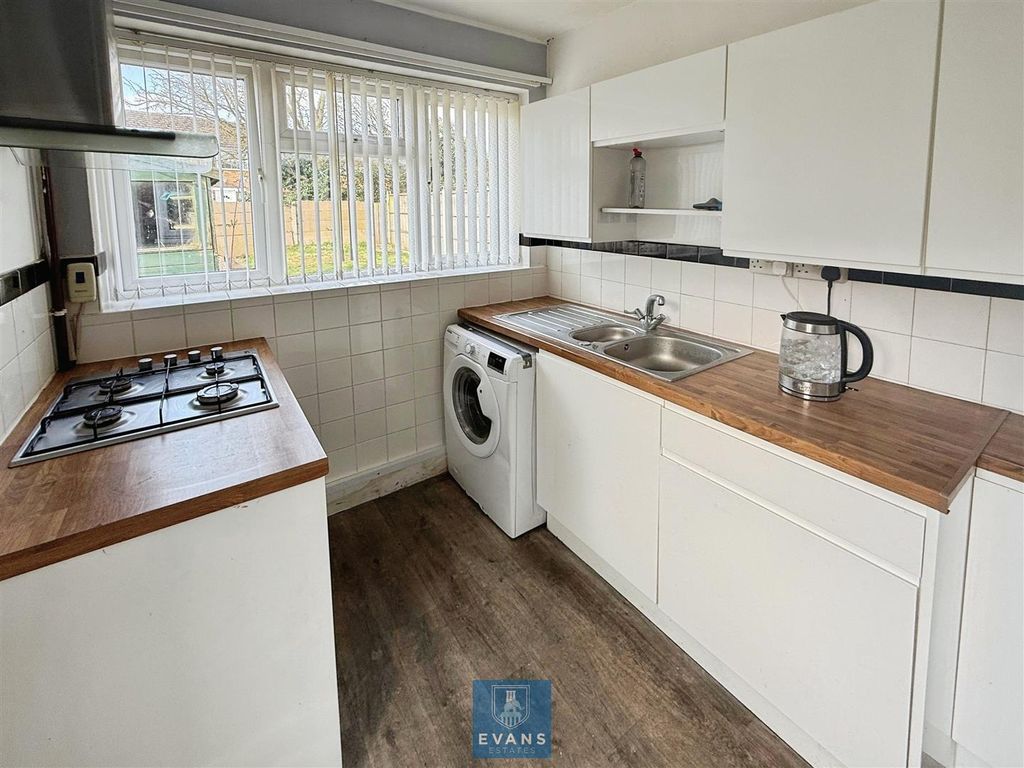 Property photo 3 of 19 Kitchen