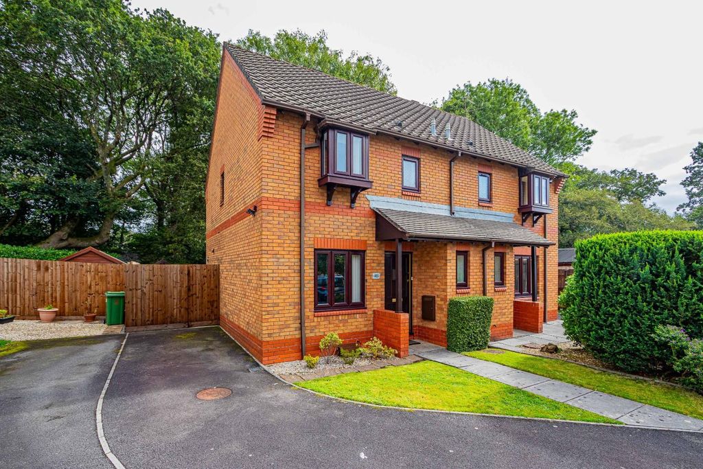 Property photo 1 of 18 Huntsmead Close 40-24.Jpg