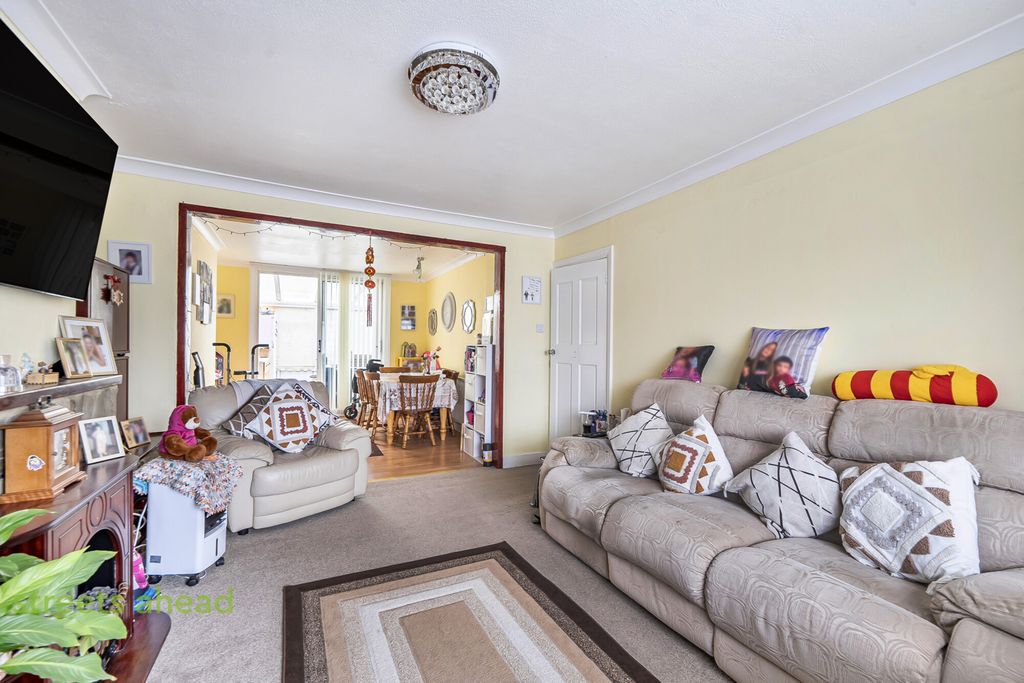 Property photo 2 of 18 d0Fe3585-3d77-4c7...