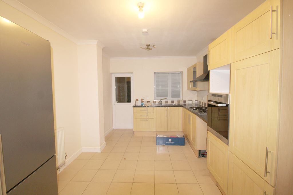 Property photo 3 of 6 Kitchen