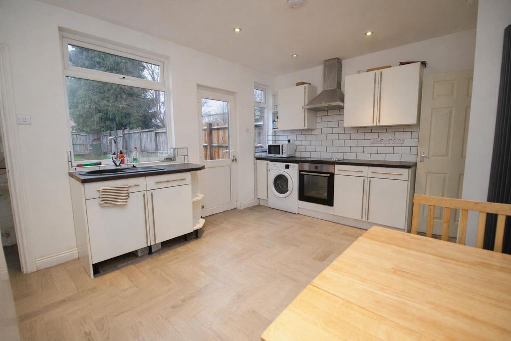 Property photo 2 of 9 Kitchen