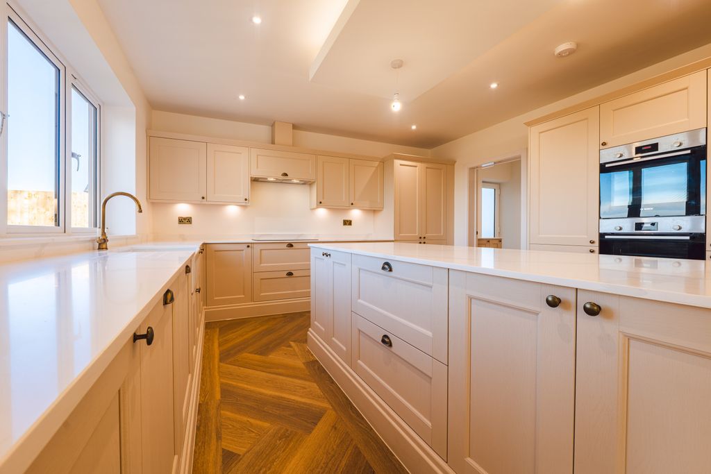 Property photo 3 of 11 Kitchen