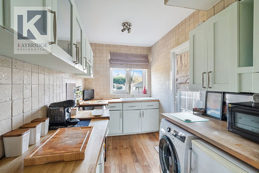 Property photo 3 of 16 Ewell By Pass Kt17 2Py