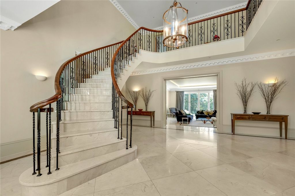 Property photo 3 of 16 Entrance Hall