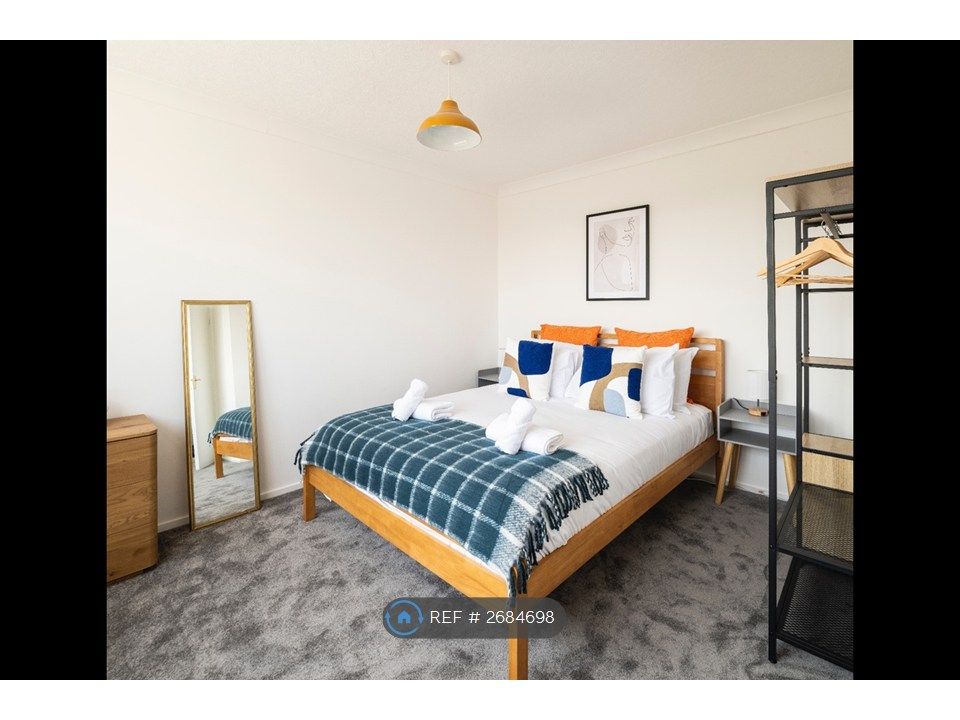 Property photo 2 of 10 1st Bedroom Kingsize