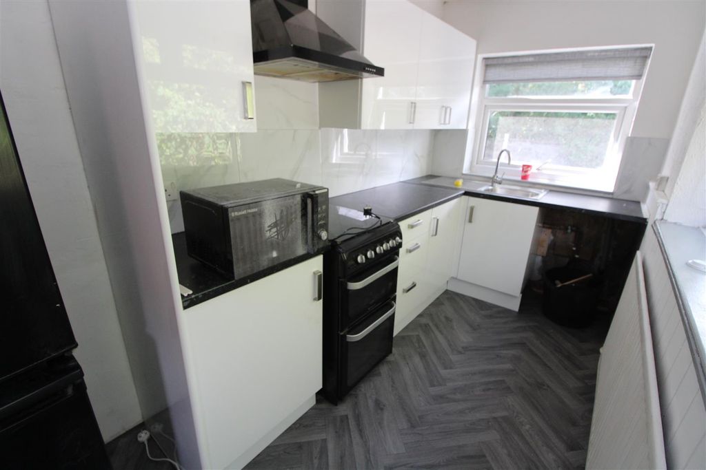 Property photo 2 of 11 Kitchen
