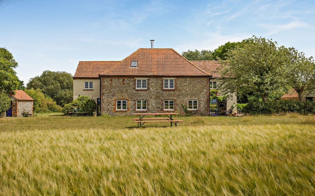 Property photo 2 of 26 Fieldbarn Cottage
