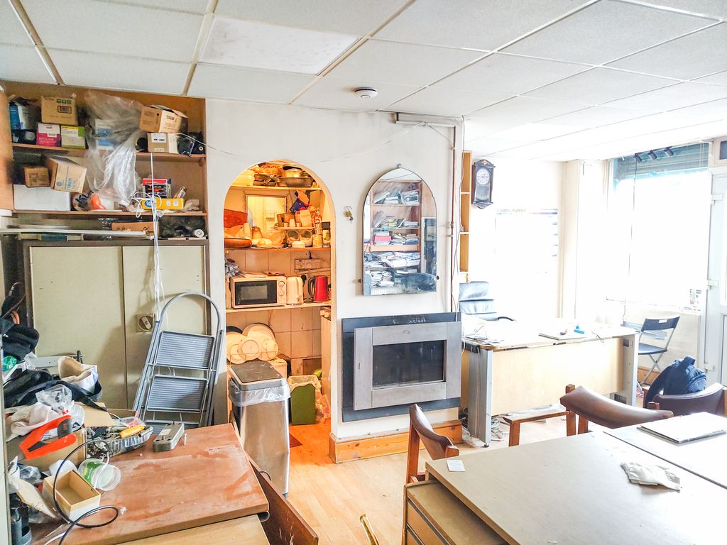 Property photo 3 of 11 94 Lansbury Drive, Hayes, Ub4 8Sd