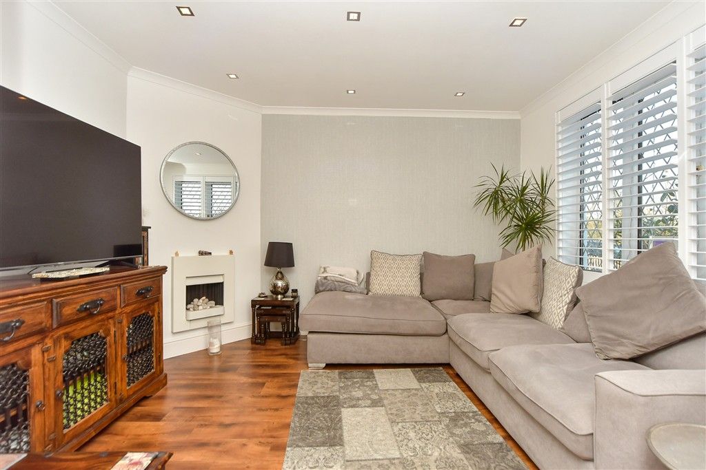 Property photo 3 of 14 Lounge