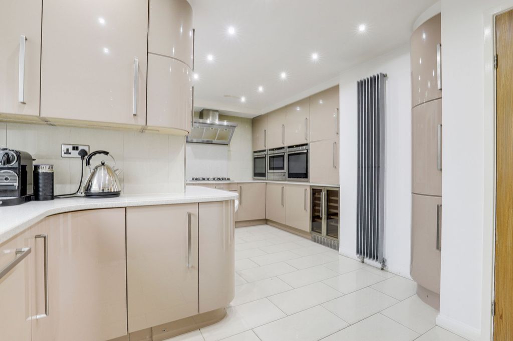 Property photo 2 of 26 Kitchen