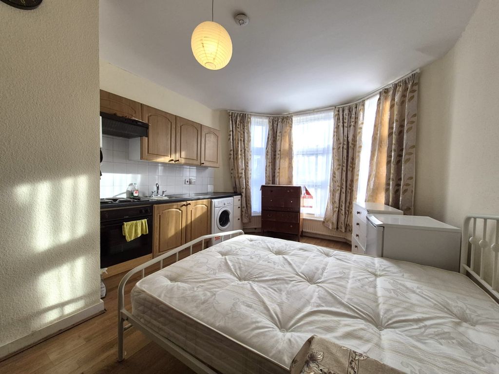 Property photo 1 of 4 Studio To Rent Sylvan Avenue, London N22