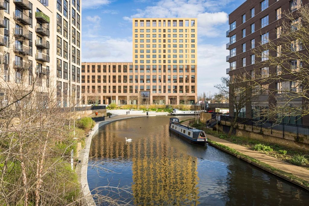 Property photo 3 of 20 Greenford Quay Dy2 2598