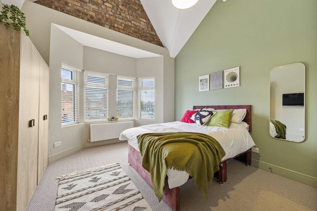 Property photo 2 of 25