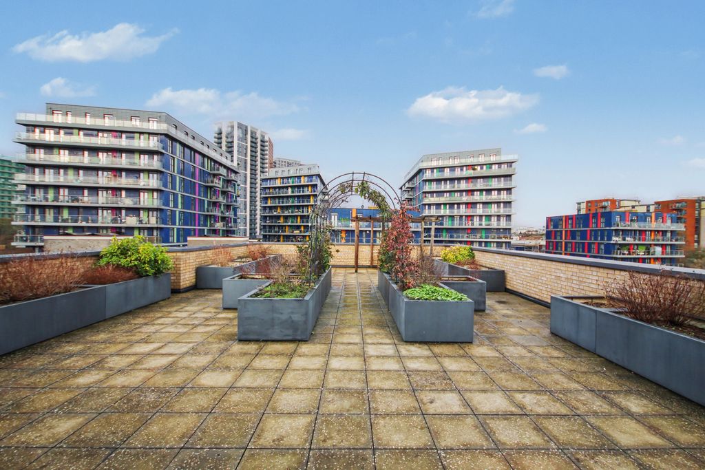 Property photo 1 of 10 Carlyon Road, Wembley, Middlesex Ha0