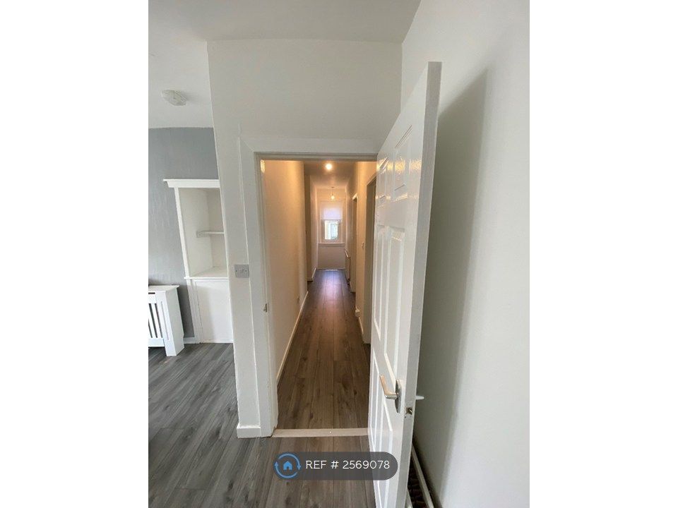 Property photo 3 of 10 Hall