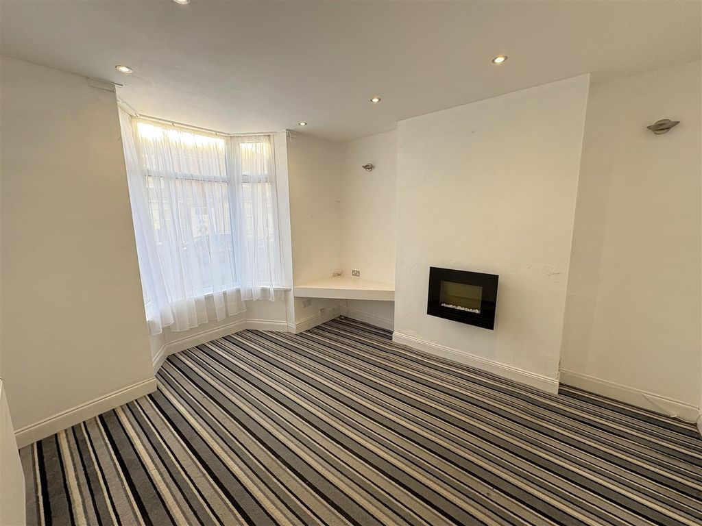 Property photo 2 of 15 Lounge
