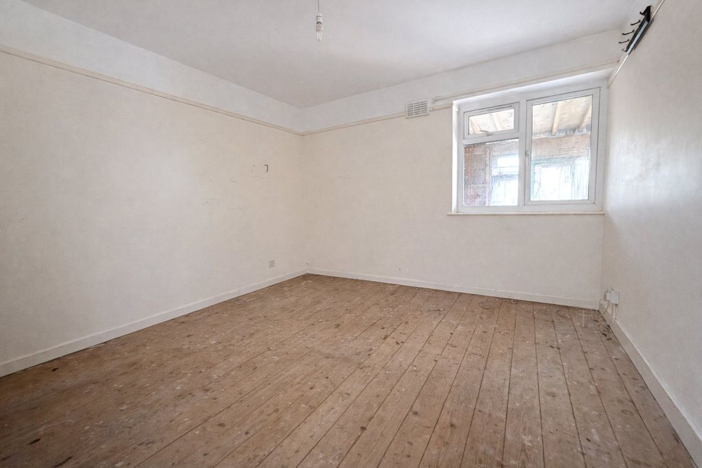 Property photo 3 of 6 Picture No. 02