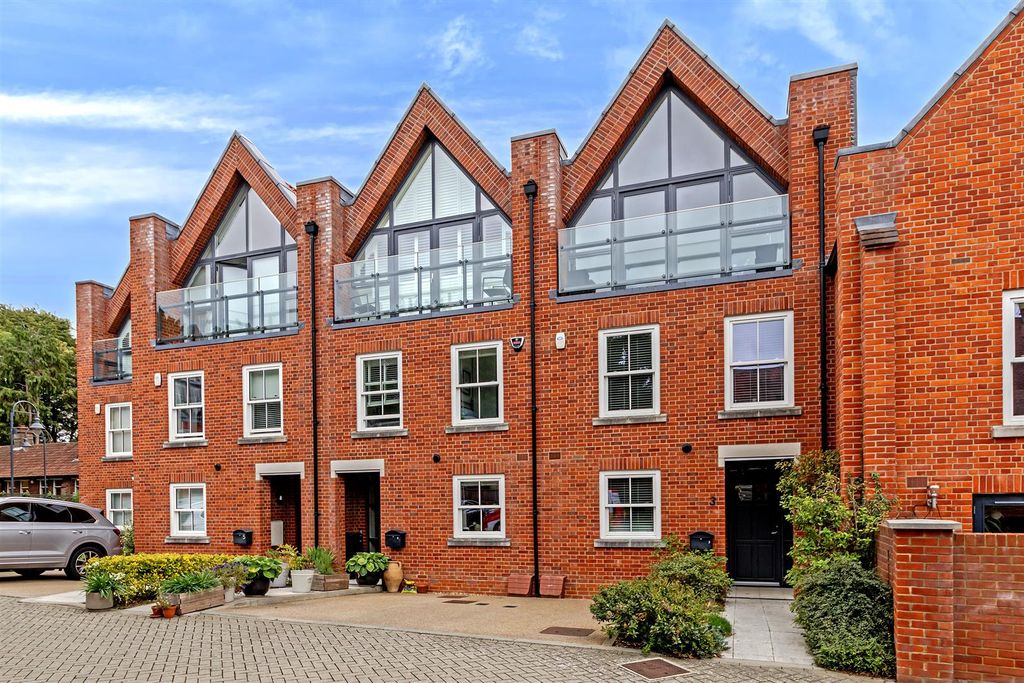 Property photo 1 of 34 3Oaktreegardens-1.Jpg