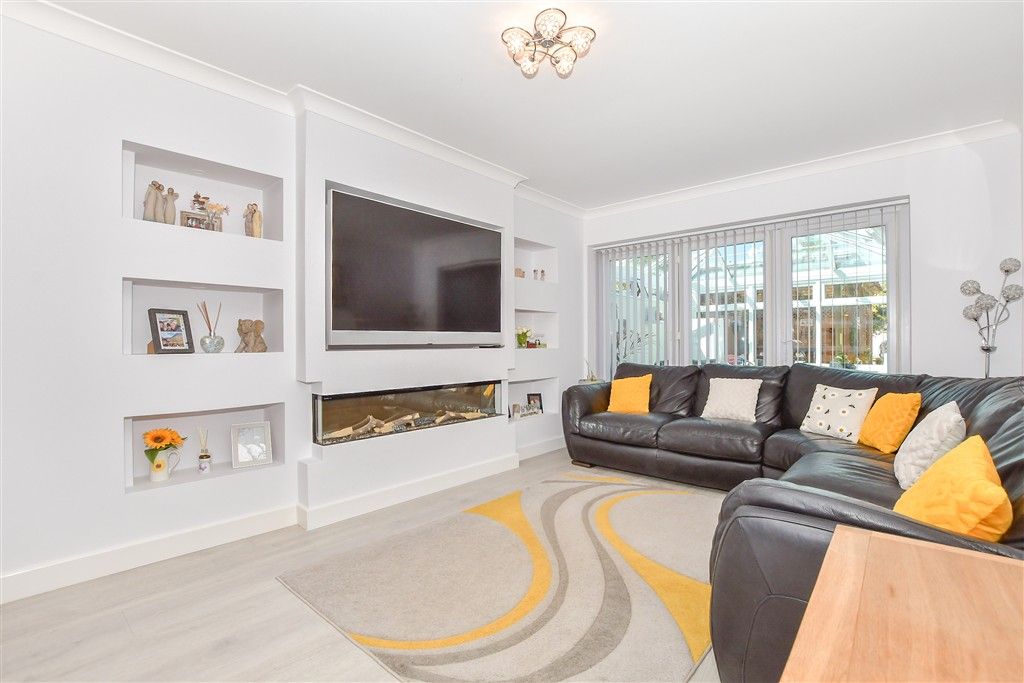 Property photo 1 of 16 Lounge